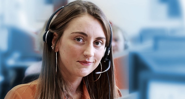 Callcenter frau telefoniert