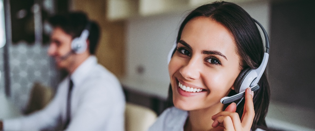 Eine Frau arbeitet im Call Center in Essen