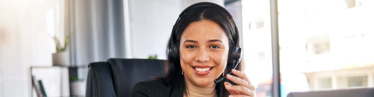Glückliche Frau, Callcenter und Laptop mit Kopfhörern bei der Fernarbeit für Kundenservice oder Support im Home Office.