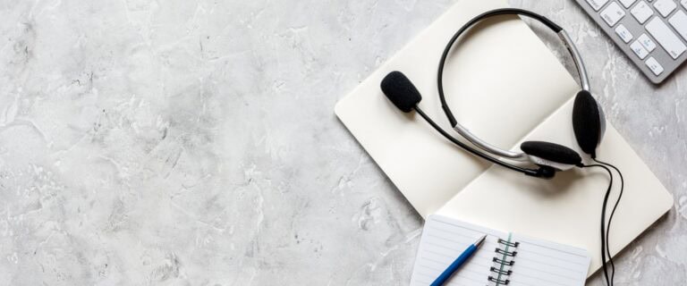 Strategien für Call-Center-Agenten: Headset auf Tisch