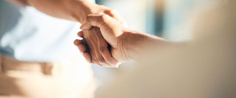 Kundenbetreuer-Bewerbungsgespräch - Hand geben