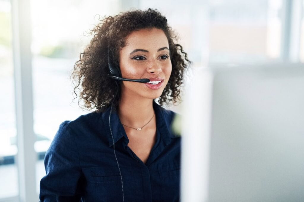 Strategien für Call-Center-Agenten: Frau mit Headset