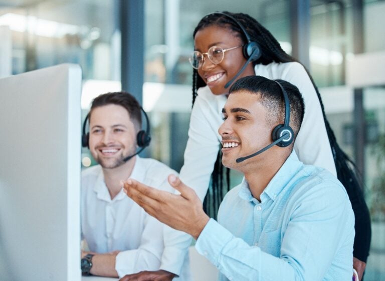 Ein Team von Mitarbeitenden unterstützt sich gegenseitig bei der Arbeit