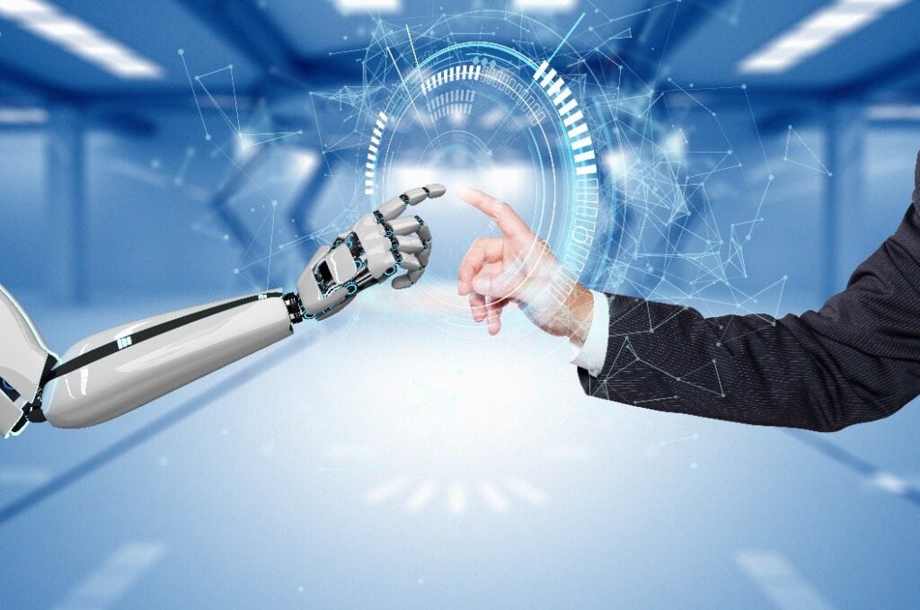Geschäftsmann und Roboterhände berühren sich.
