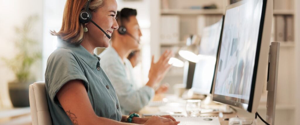 Frau in einem Kundenbetreuer Job während eines Telefonates mit einem Kunden