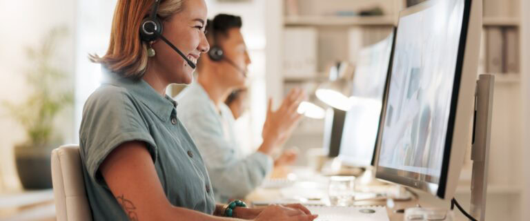 Callcenter, Beratung und Lachen mit Frau im Büro für Kontaktaufnahme, Kommunikation und Kundenservice. Verkäufer, Helpdesk und technische Unterstützung mit einer Person in einer CrM-Agentur für Telemarketing