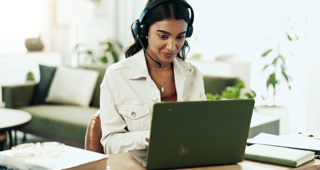 Frau an Laptop in einem Callcenter während der Arbeit