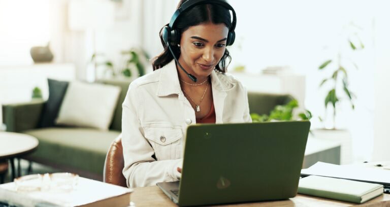 Frau an Laptop in einem Callcenter während der Arbeit