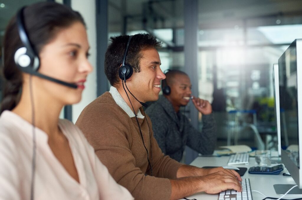 Aufnahme von Callcenter-Agenten bei der Arbeit in einem Büro.
