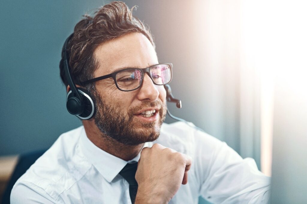 Call-Center Agent mit Headset am Telefon.