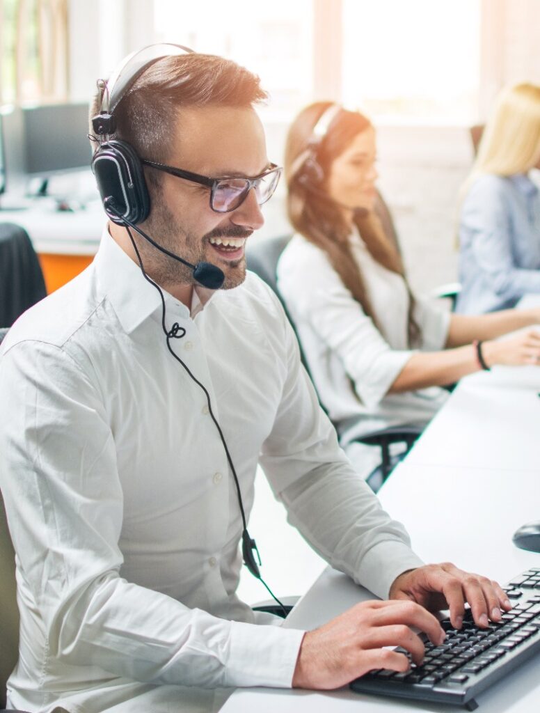 Junger männlicher Disponent für technischen Support im Call Center