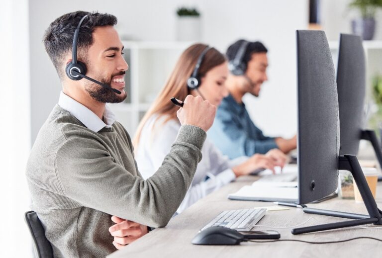 Mann, Callcenter und Arbeit im Teambüro mit Headset, Computer für Online-Kundenbetreuung, Service oder Hilfe. Geschäftsmann, Angestellter und Job in crm, Telemarketing oder Kommunikation Helpdesk
