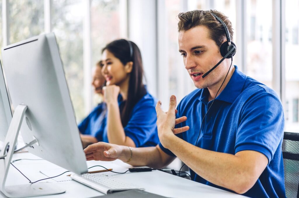 Gruppe Callcenter-Mitarbeiter im Kundengespräch